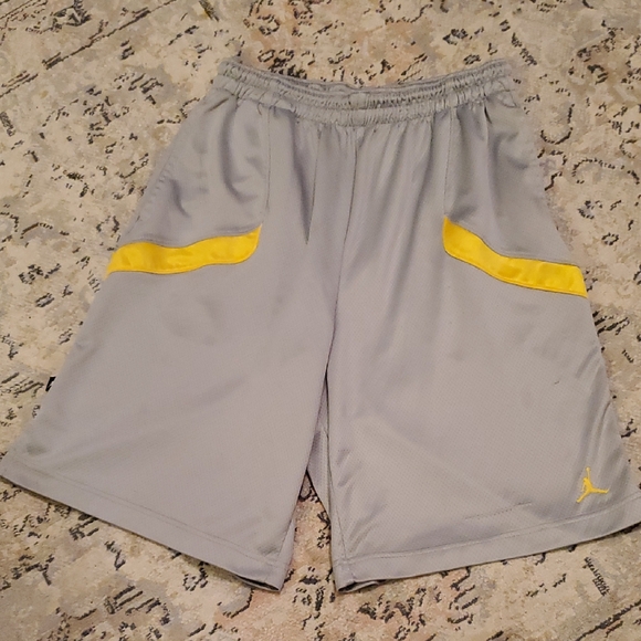 Nike Air Jordan Basketball Shorts Mens SMALL Gray & Yellow Mesh Pockets - Picture 1 of 6